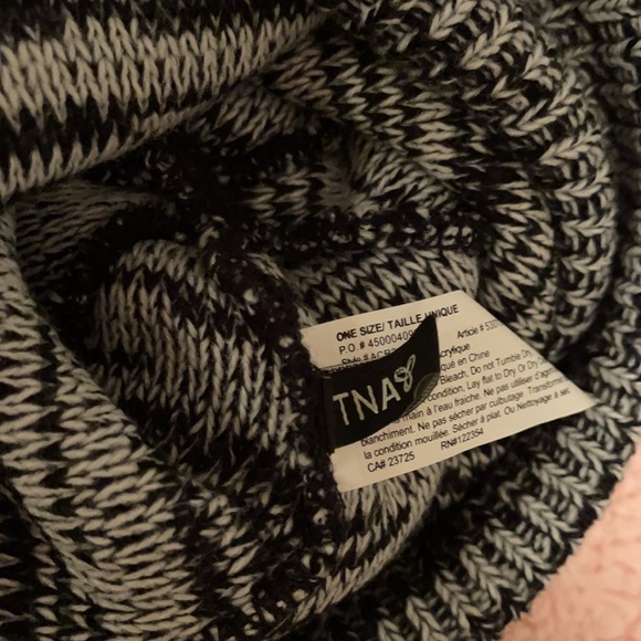 Aritzia beanie ✨ - Picture 2 of 2